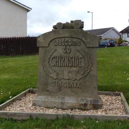 Monument à l'entree du village de Chirmnide